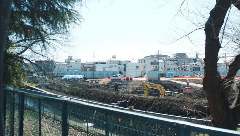 与野中央公園で進む新アリーナ建設工事現場の写真。重機と整地中の敷地が見える